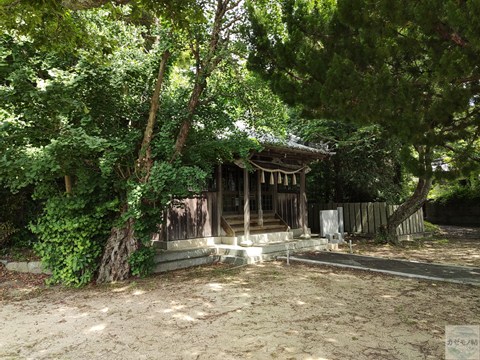 日出神社の社殿。潮の香りが漂う海辺の神社。