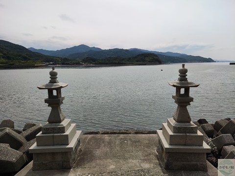 日出神社の灯籠が、鳥居を出て海の方に設置されている。
