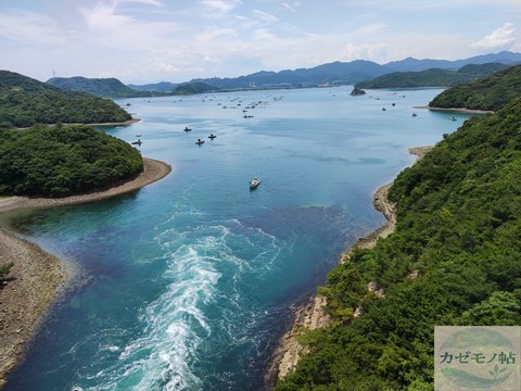 堀越海峡に流れ込むうねりと、周囲を囲む緑の岬。船がたゆたう静かな時間。