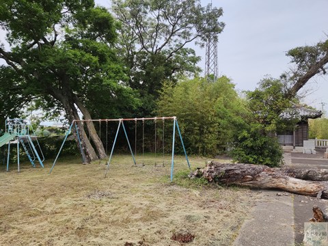 神社公園の滑り台とブランコと倒木。