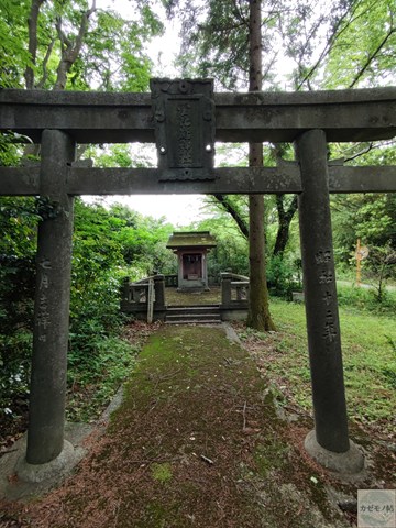 八幡神社前の金比羅神社。簡素ながらも整えられた空気感がある。