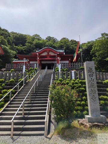 鮮やかな朱色が映える光輪寺の本堂