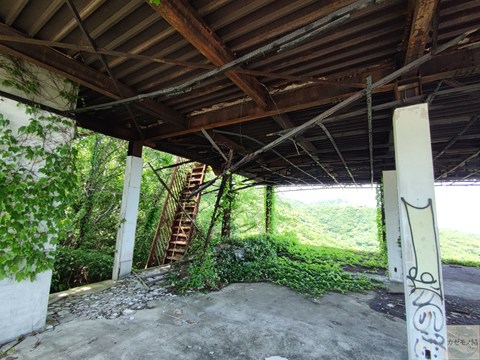崩れている外階段。かつて屋上へとつながっていたはずの構造が残されている。