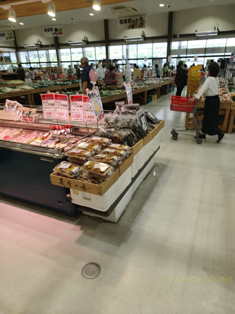 あいさい広場の店内に並ぶ産直商品や売り場の様子