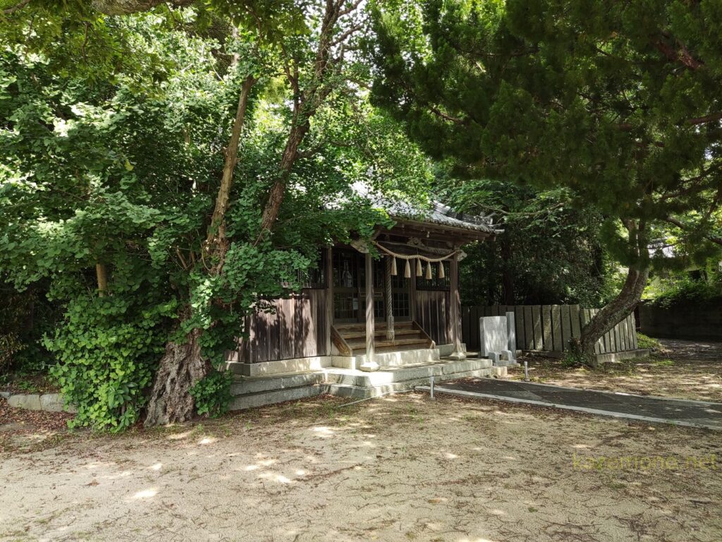 木々に囲まれた拝殿