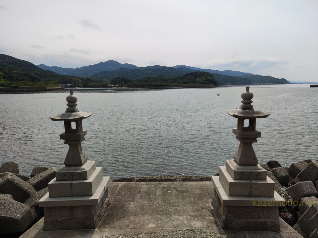 海の方角を向いた灯籠