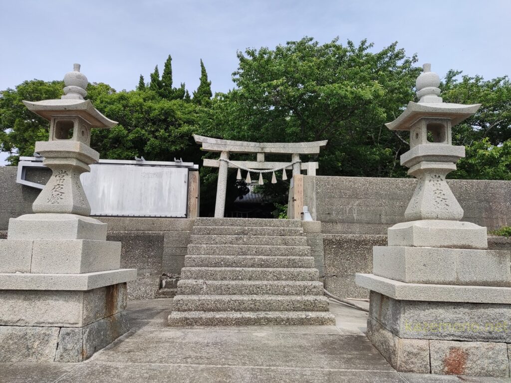 灯籠の位置から見える鳥居