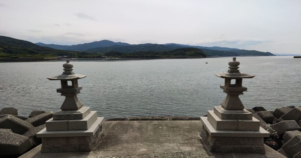 日出湾に向いている鳴門市の日出神社の灯籠