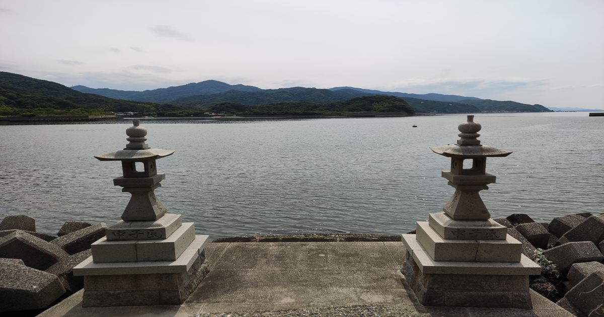 日出湾に向いている鳴門市の日出神社の灯籠
