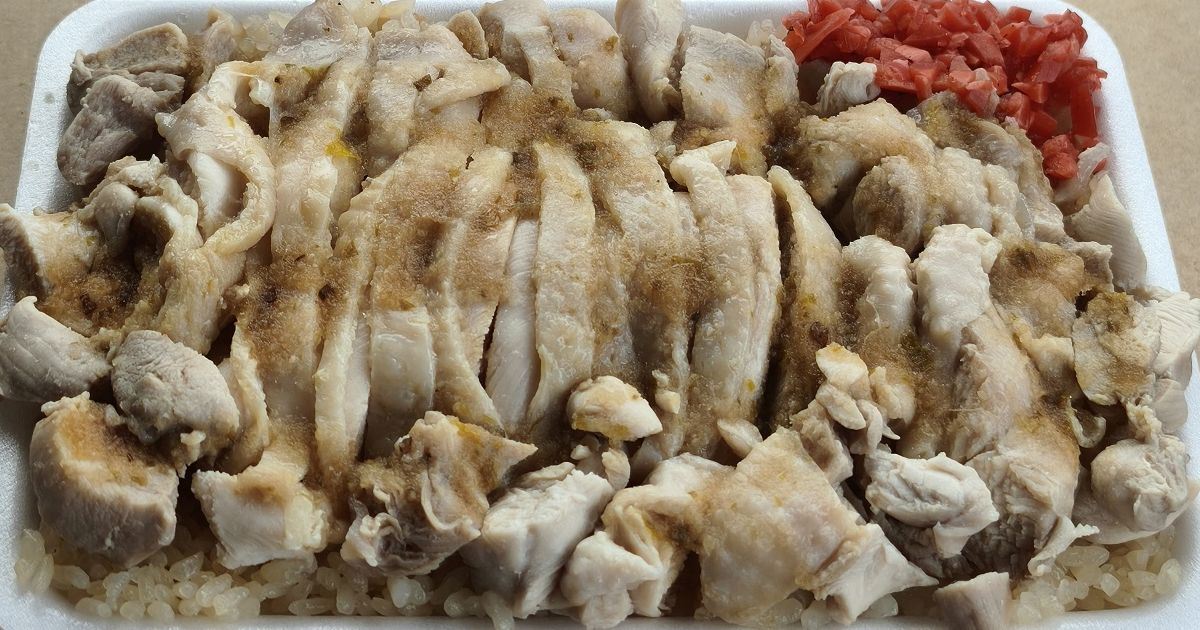 小松島のハイナンチキンライスまるかで受け取ったガーリックチリのカオマンガイ