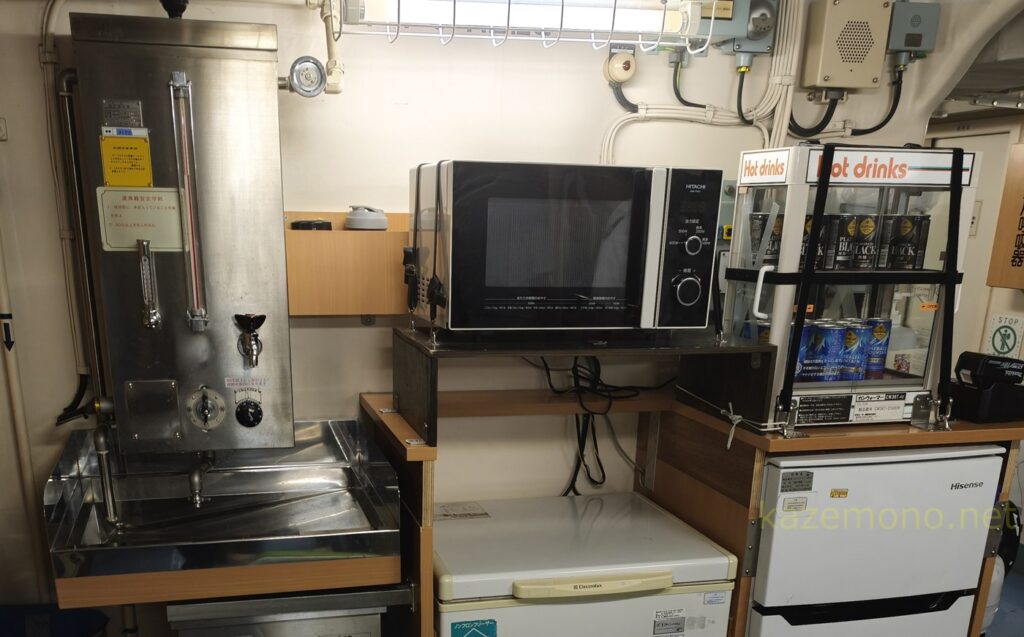 掃海艇はつしま艦内の冷蔵庫や電子レンジ