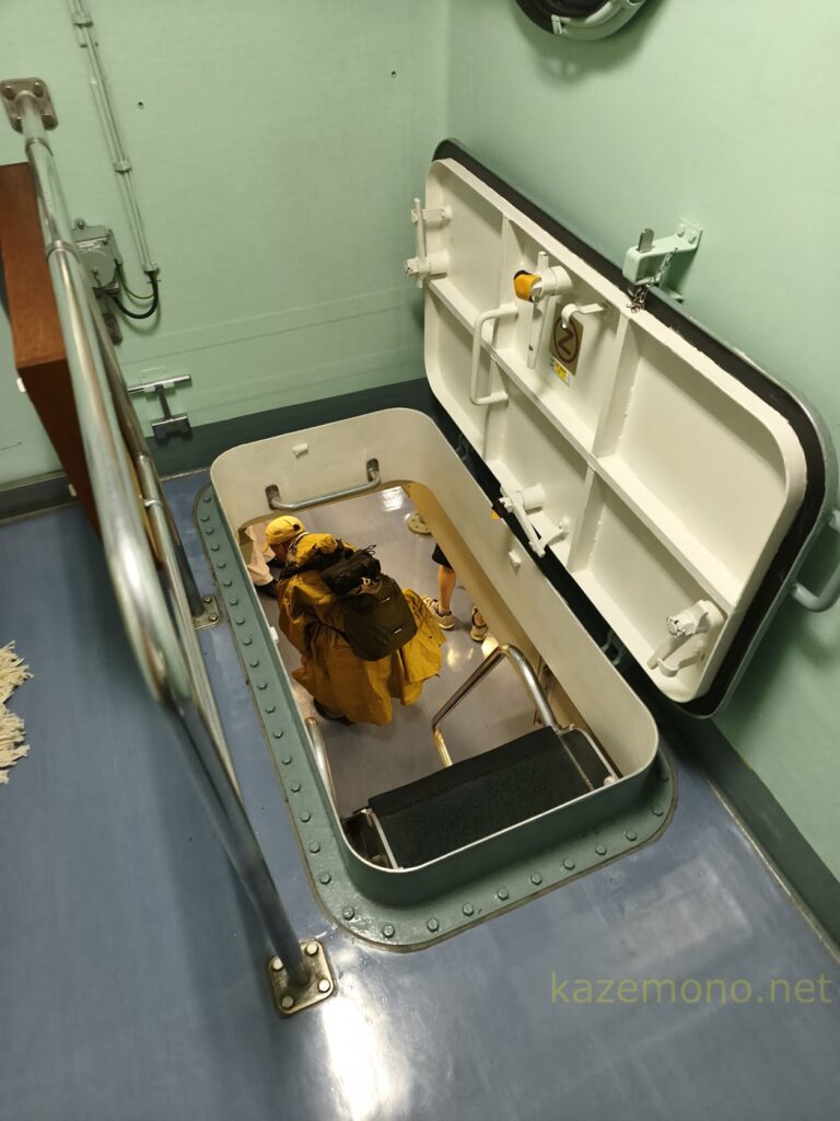 掃海艇はつしま艦内の階段