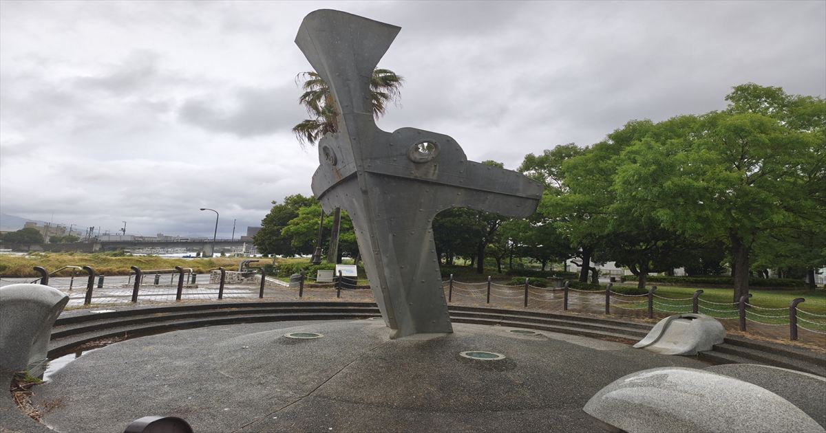 小松島のしおかぜ公園にある船の舳先をイメージした噴水