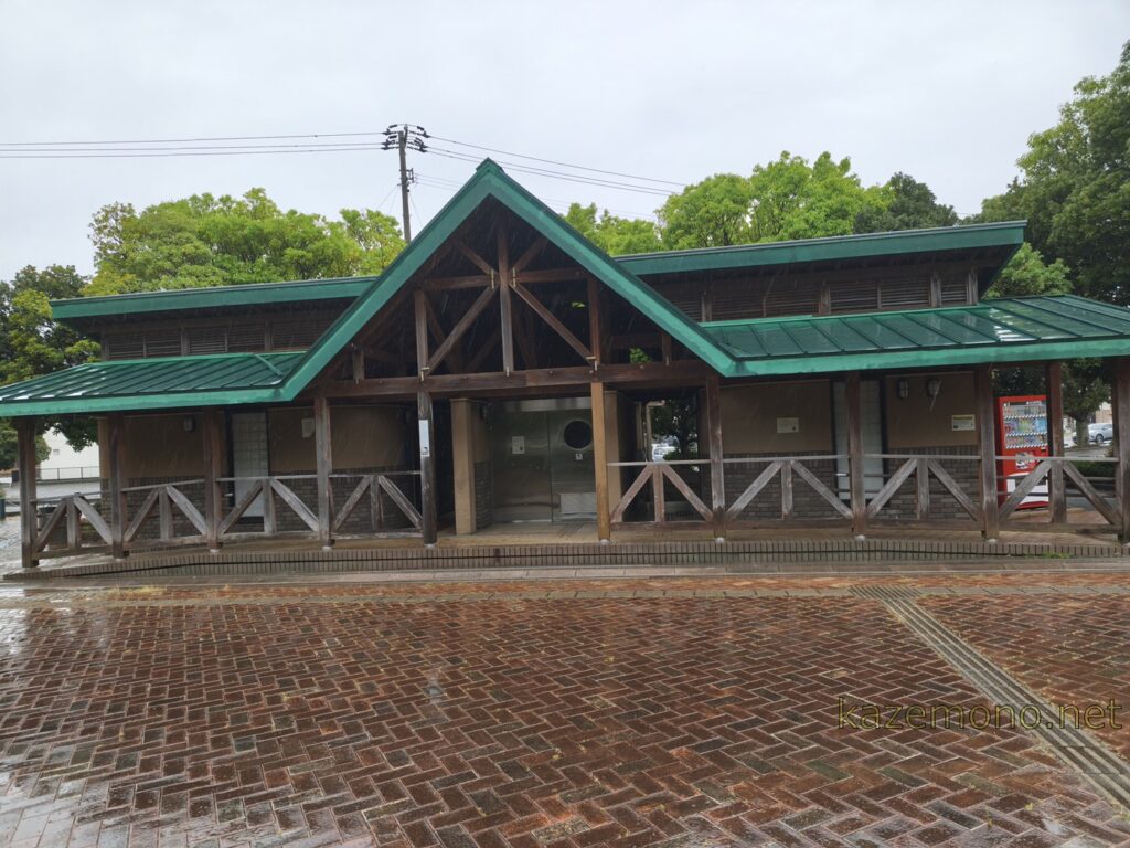 しおかぜ公園のトイレ外観