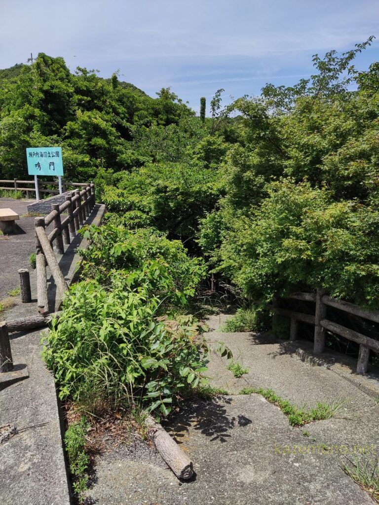 どこに続くか不安になる坂道入口