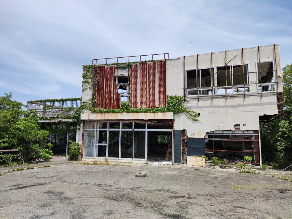 敷地の北にある廃墟