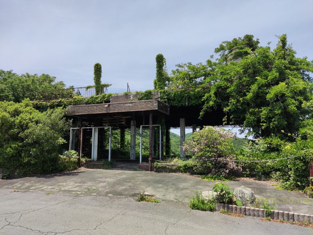 吹き抜け鉄骨の廃墟