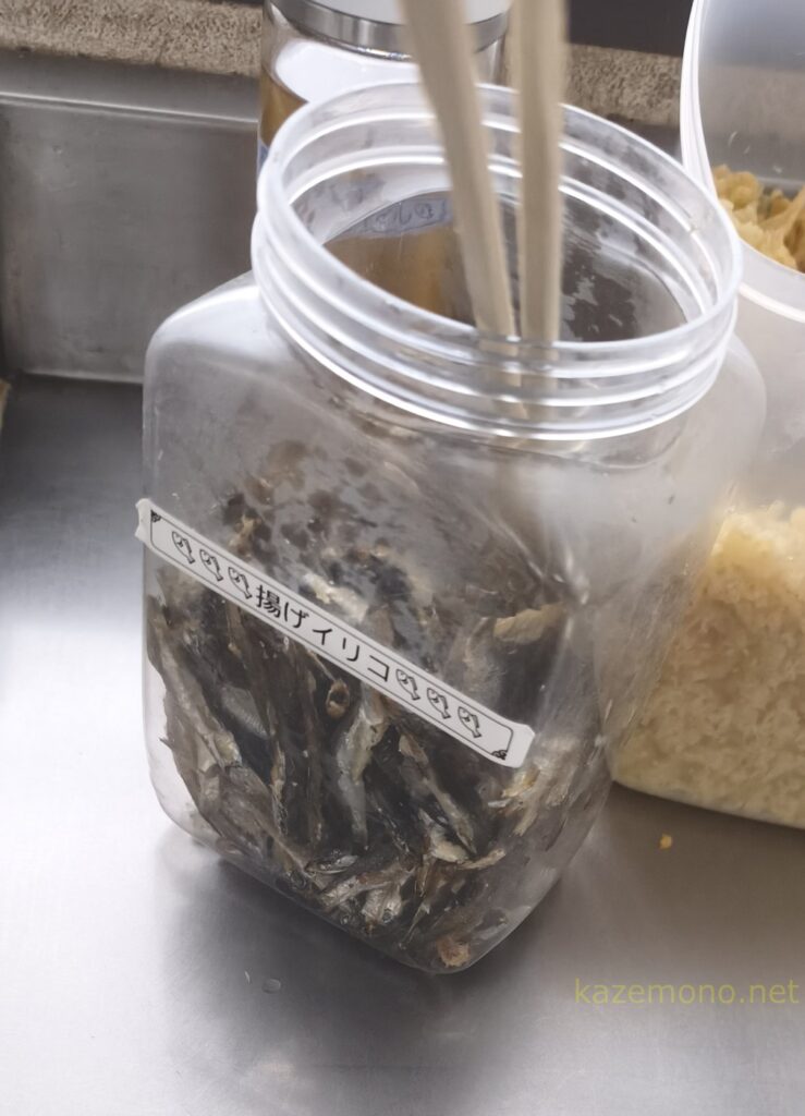 薬味として置かれた揚げイリコの容器