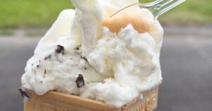 チョコチップとミルクのダブルジェラートにキャラメル付きスプーンが添えられている