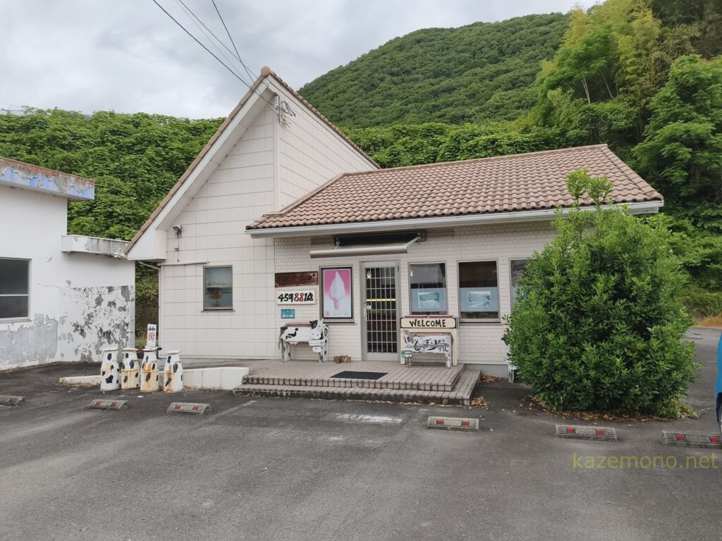 ポコアポコの店舗外観と店前の駐車スペース