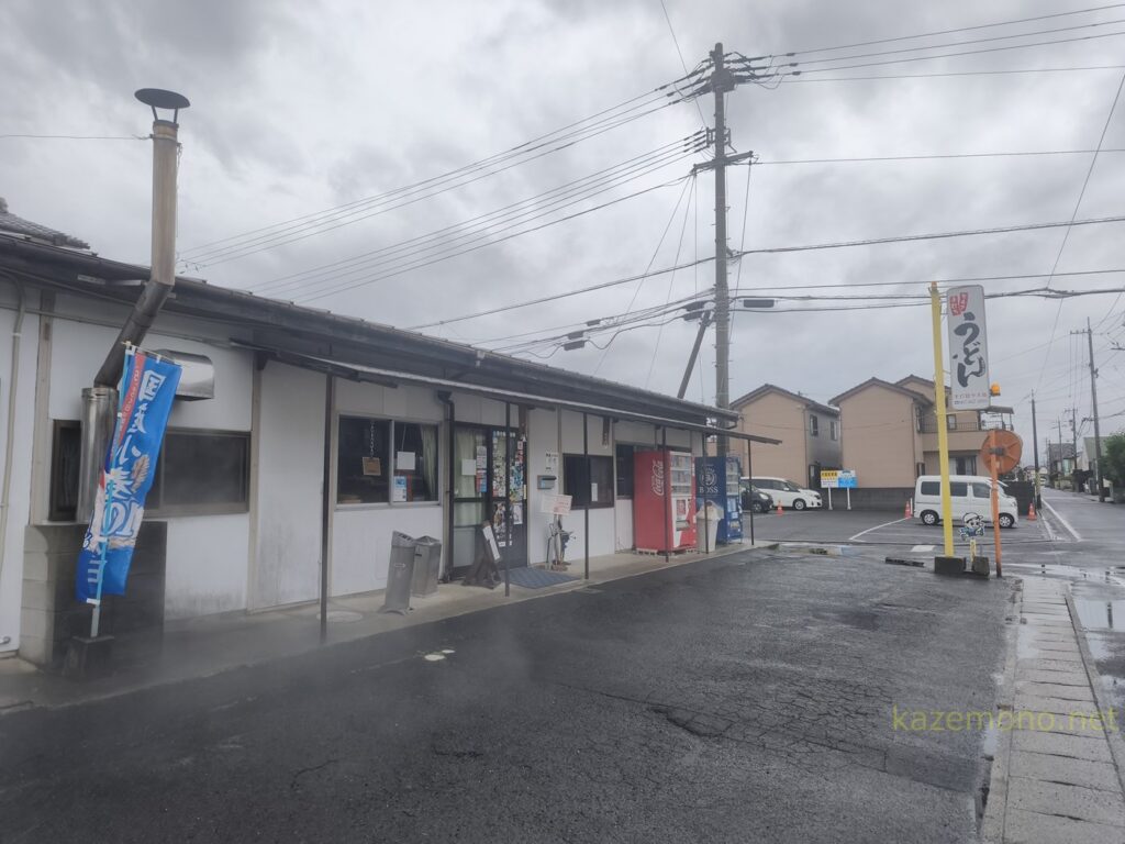 店前の駐車スペースと外観