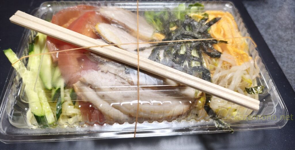 フードパックに盛られた十三八の冷やし中華