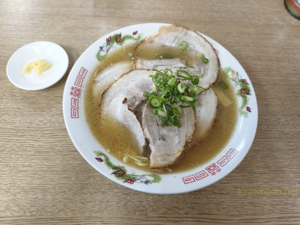チャーシューがのった十三八の鳥坂ラーメン中肉