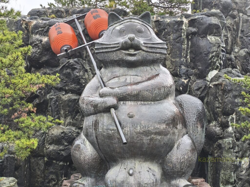高張提灯を持つ巨大金長たぬき像