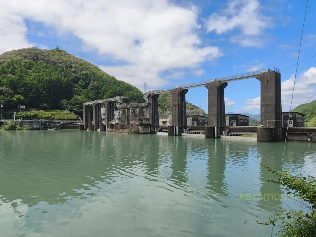 あじさい付近の対岸から見た昼の川口ダム全景