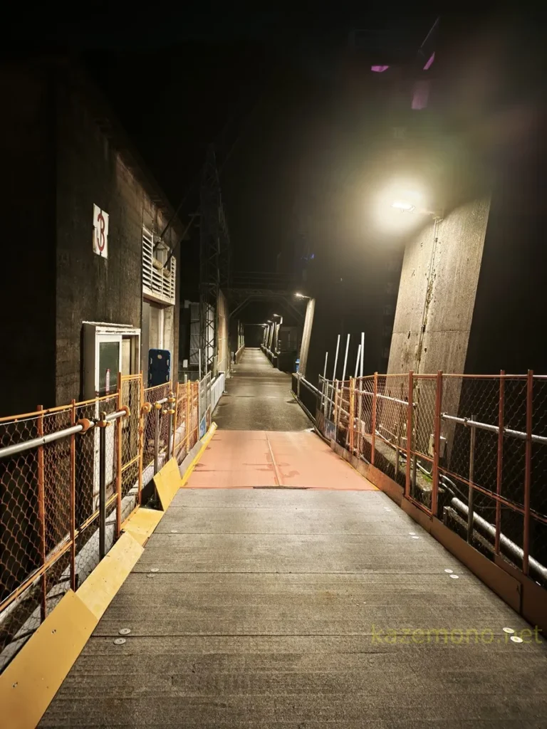照明が点灯した夜の川口ダム堤体上の仮設通路