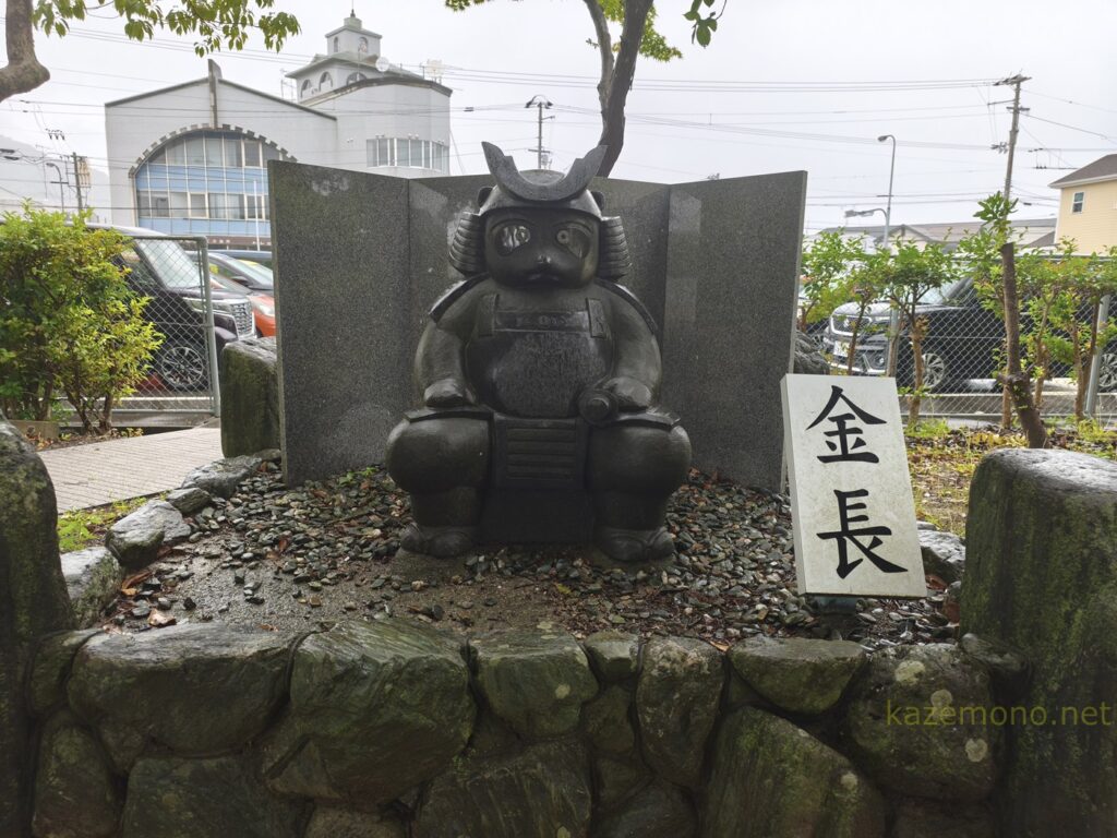 鎧兜姿の金長たぬき像