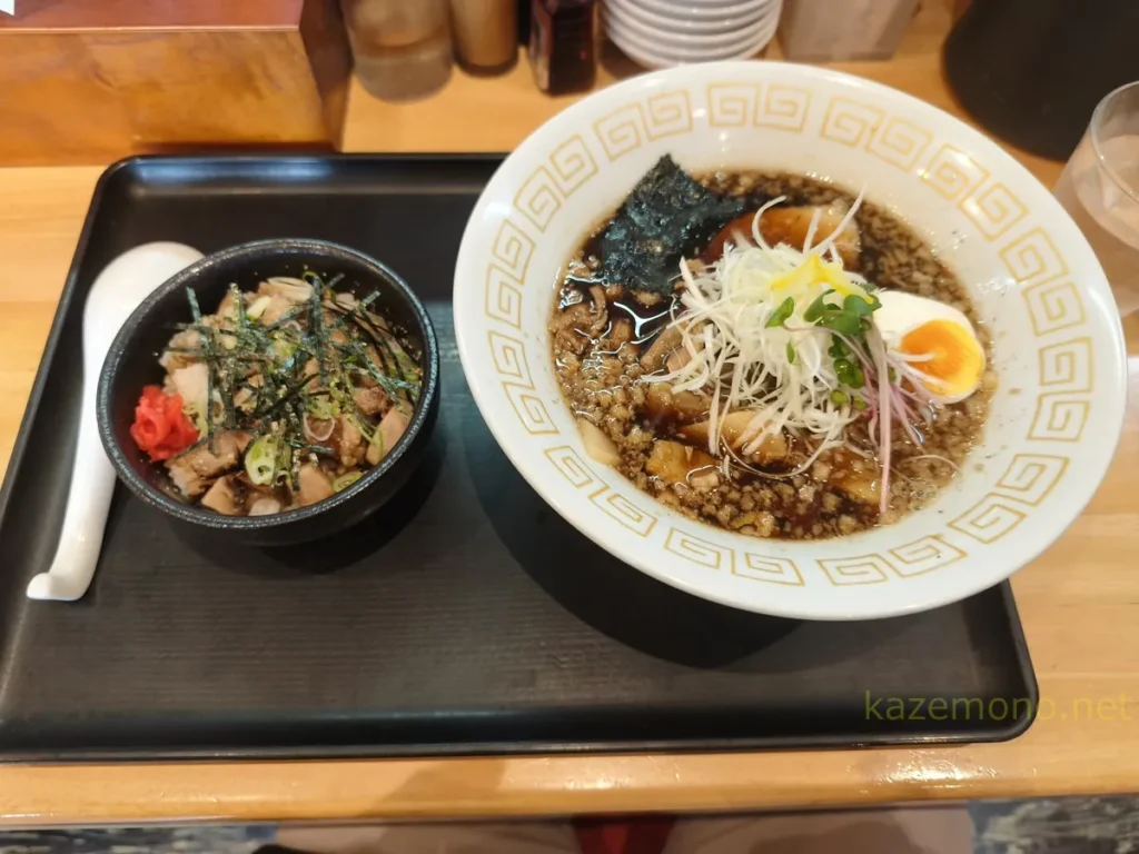 麺屋藤の黒醤油らぁめん並とチャーシュー丼小