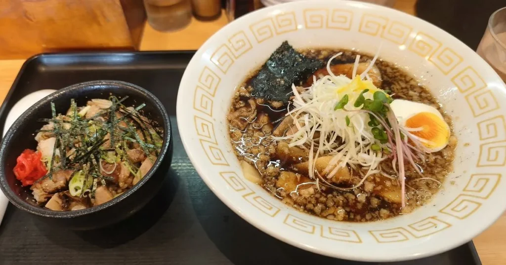 麺屋藤の黒醤油らぁめん並とチャーシュー丼小