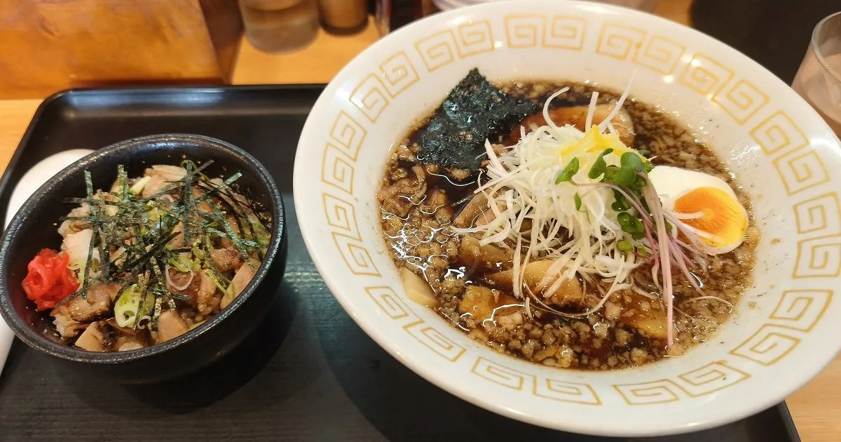 麺屋藤の黒醤油らぁめん並とチャーシュー丼小