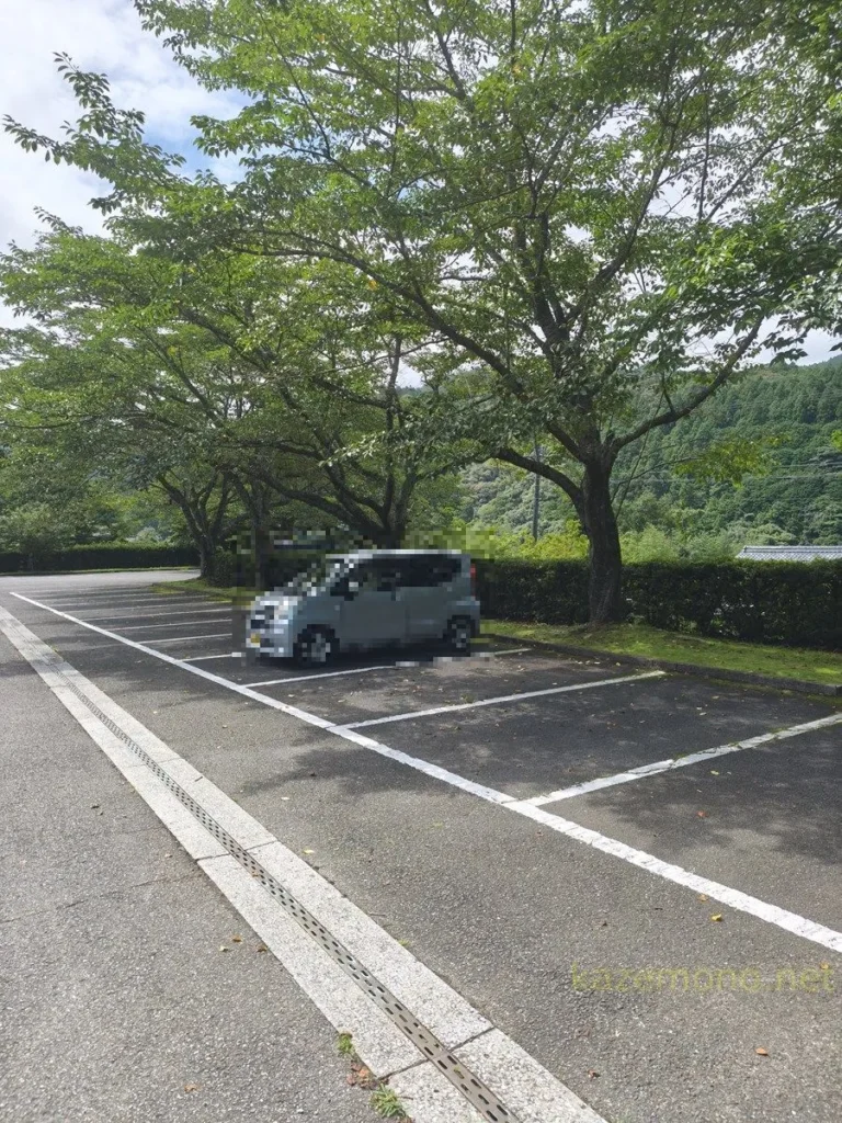 大きな木の下に日陰がある那賀町山のおもちゃ美術館の第1駐車場