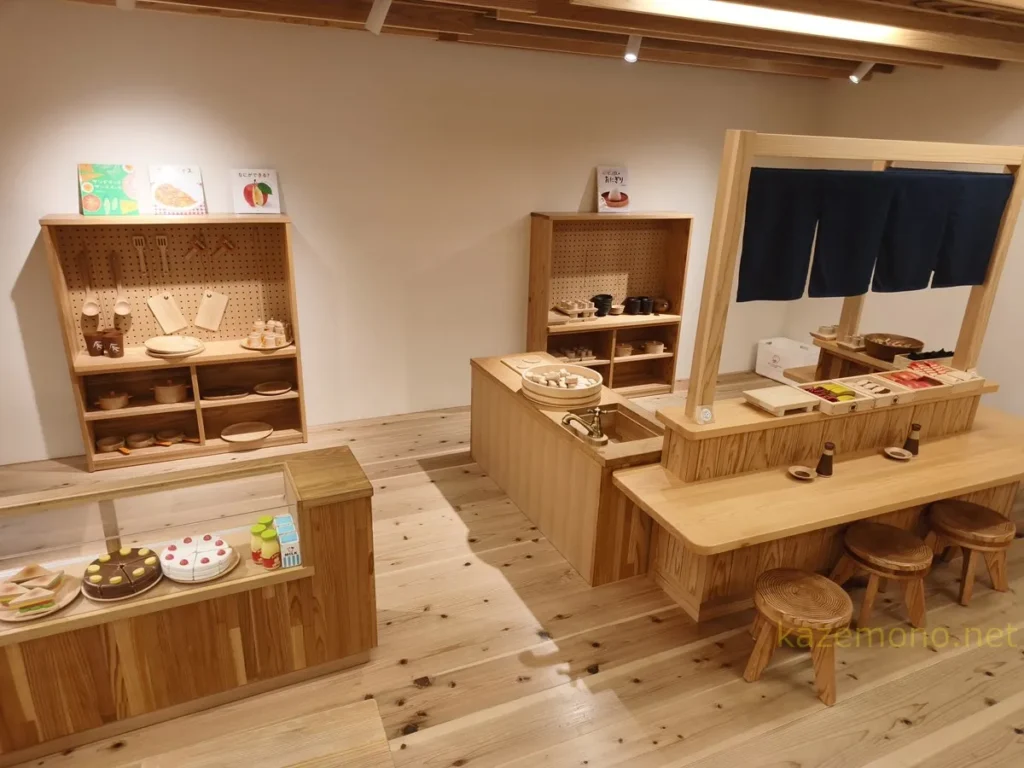 木製のシャリと具材が並ぶ寿司屋とケーキ屋の遊具
