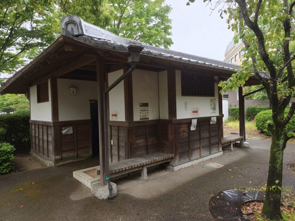 たぬき広場にある和風建築のトイレ