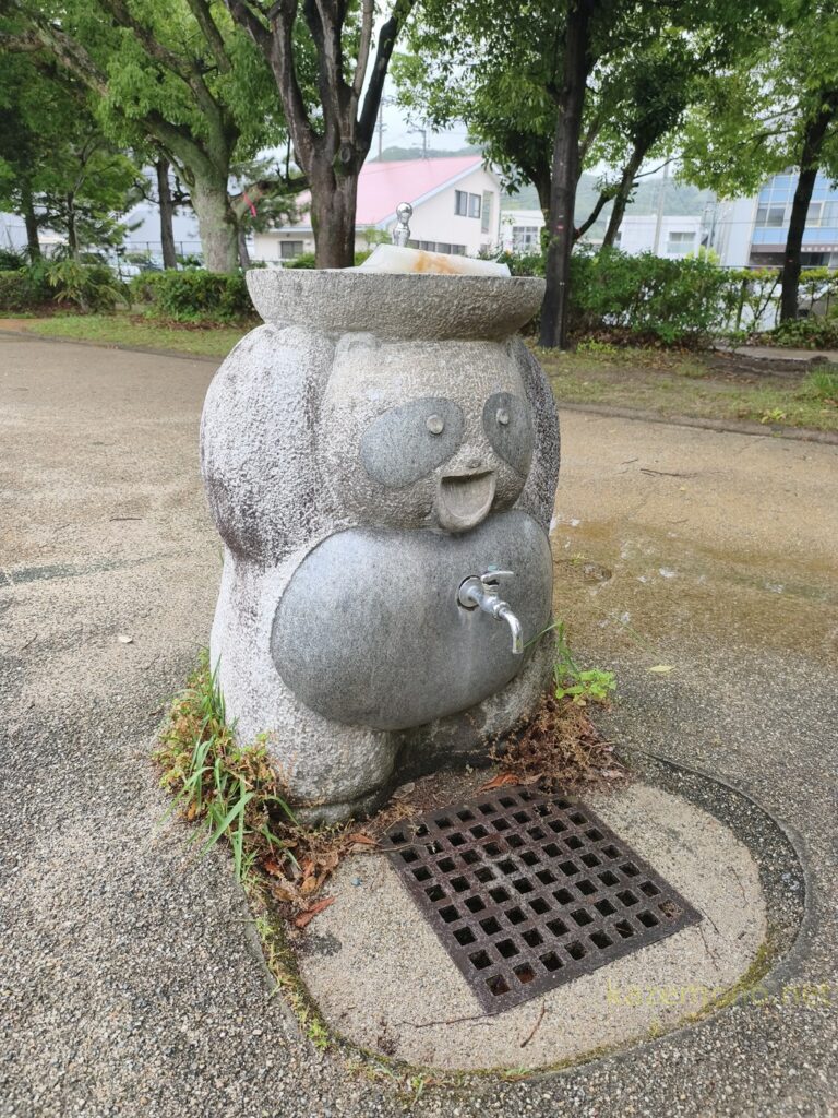頭と腹に蛇口がある水道たぬき