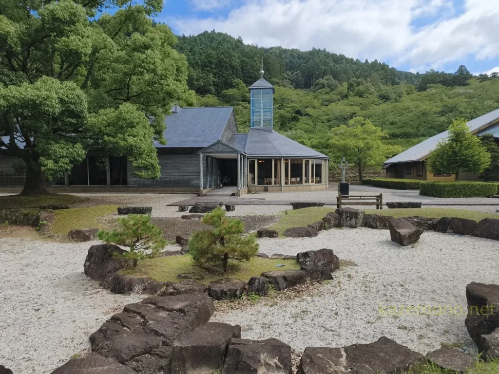 相生森林美術館前の庭園と建物