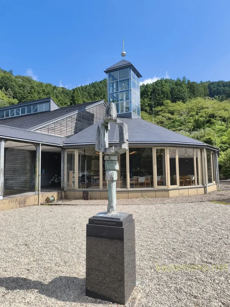 相生森林美術館入口前の森サキモリと建物