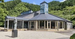 相生森林美術館の入口前にある森サキモリと建物