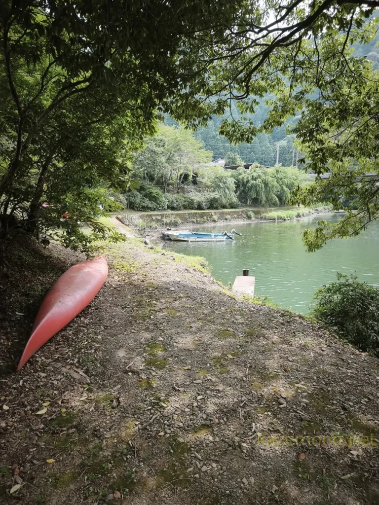 川口ダム第2駐車場奥の水辺にある「あじさい丸」などのボート