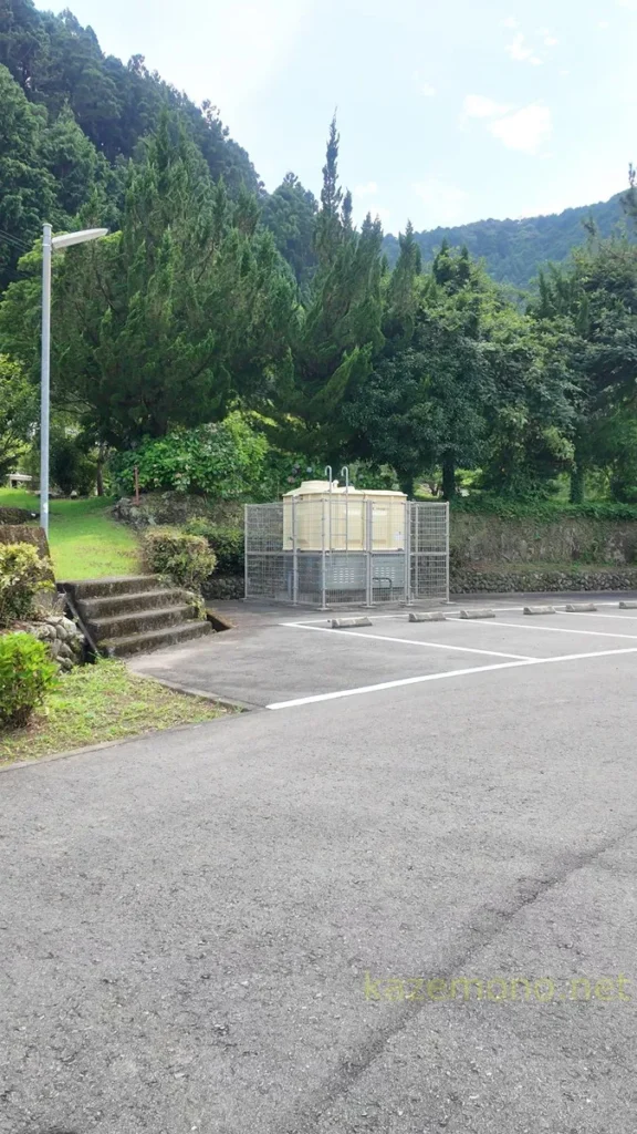 あくあ川口ベース駐車場脇の外灯と上へ続く階段