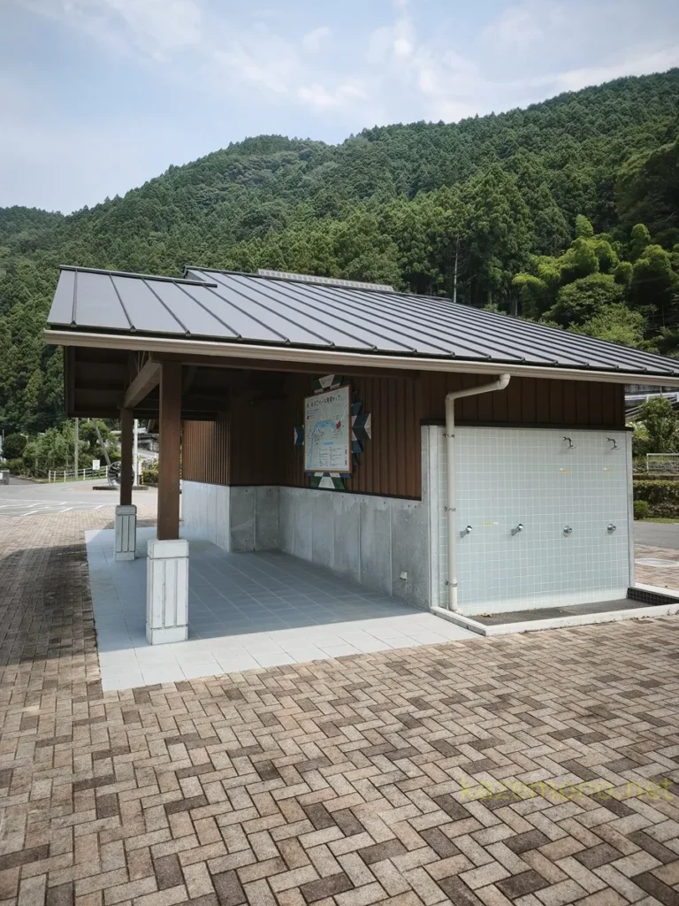 あくあ川口ベースの屋根付きスペースと水場
