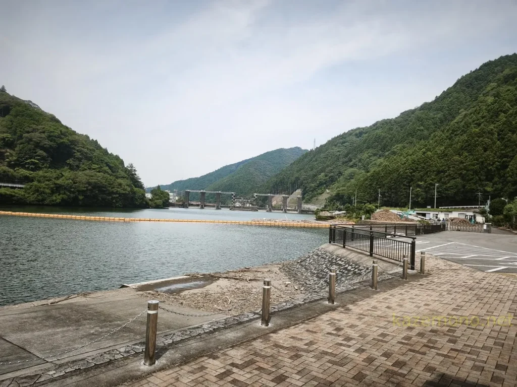 あくあ川口ベースから湖面へ下りるコンクリートスロープ