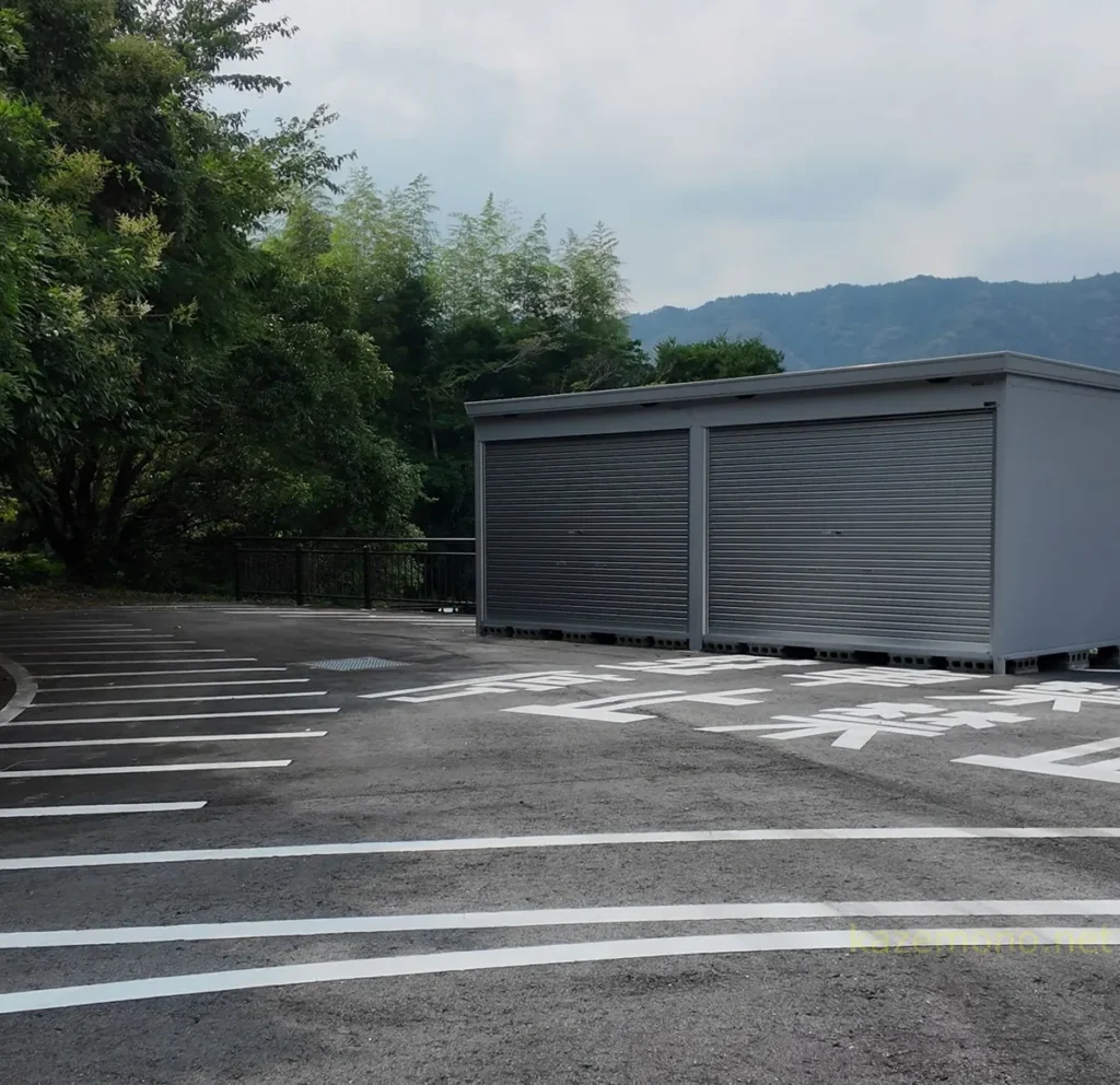 川口ダム第2駐車場奥の駐停車禁止と書かれたスペース