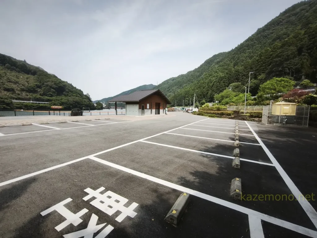 あくあ川口ベースの施設棟と川口ダム第2駐車場