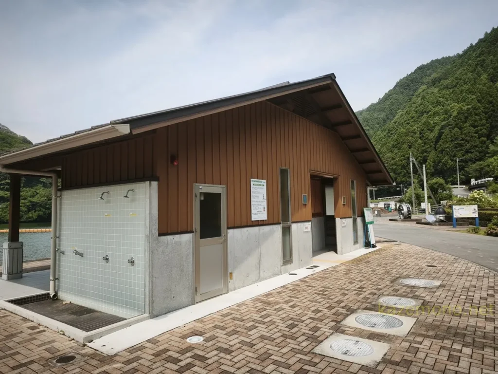 あくあ川口ベースの木材を使ったトイレ棟