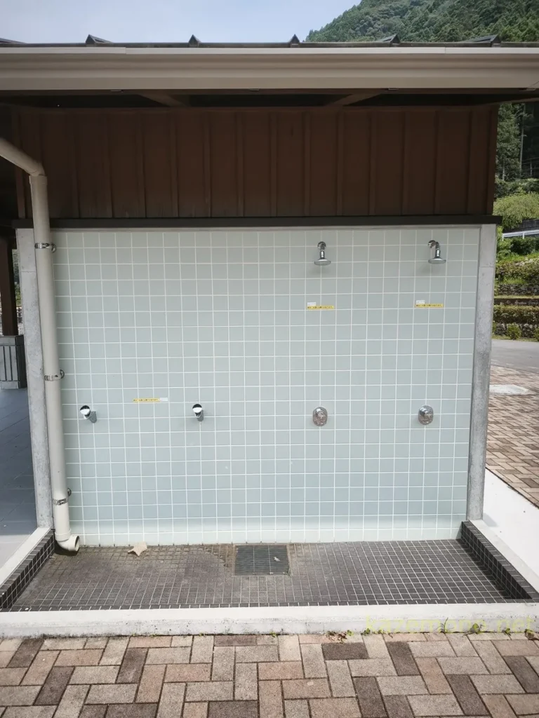 あくあ川口ベースのトイレ棟外壁に並ぶシャワー設備