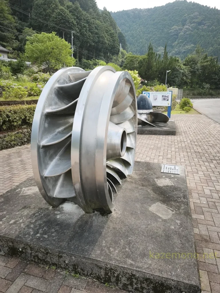 あくあ川口ベースに展示された日野谷発電所の水車ランナ